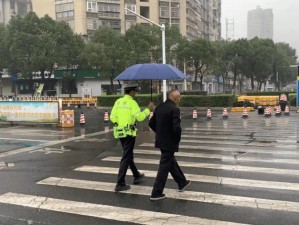 jul163 外勤中突然下大雨，智能雨伞为外勤人员保驾护航