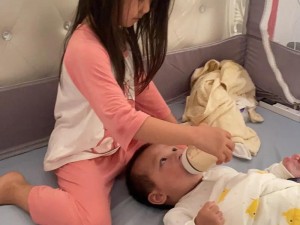 小孩半夜喂姐姐吃萝卜好吗、小孩半夜喂姐姐吃萝卜，这种行为是否合适呢？