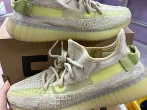 yeezy350 亚洲限定亚麻 2022，年度爆款运动鞋，舒适与时尚的完美结合